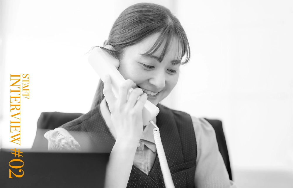 電話対応するY.Adachiさん